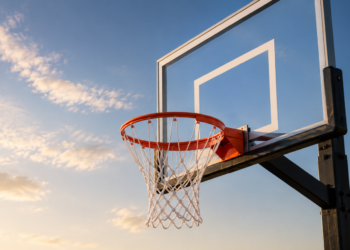 Imagem de uma cesta de basquete oficial com aro e tabela, ilustrando a altura da cesta de basquete de 3,05 metros (10 pés), padrão utilizado na NBA e em competições oficiais.