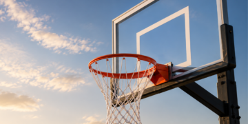Imagem de uma cesta de basquete oficial com aro e tabela, ilustrando a altura da cesta de basquete de 3,05 metros (10 pés), padrão utilizado na NBA e em competições oficiais.