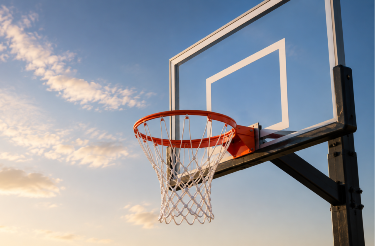 Qual e a altura da cesta de basquete Imagem de uma cesta de basquete oficial com aro e tabela, ilustrando a altura da cesta de basquete de 3,05 metros (10 pés), padrão utilizado na NBA e em competições oficiais.